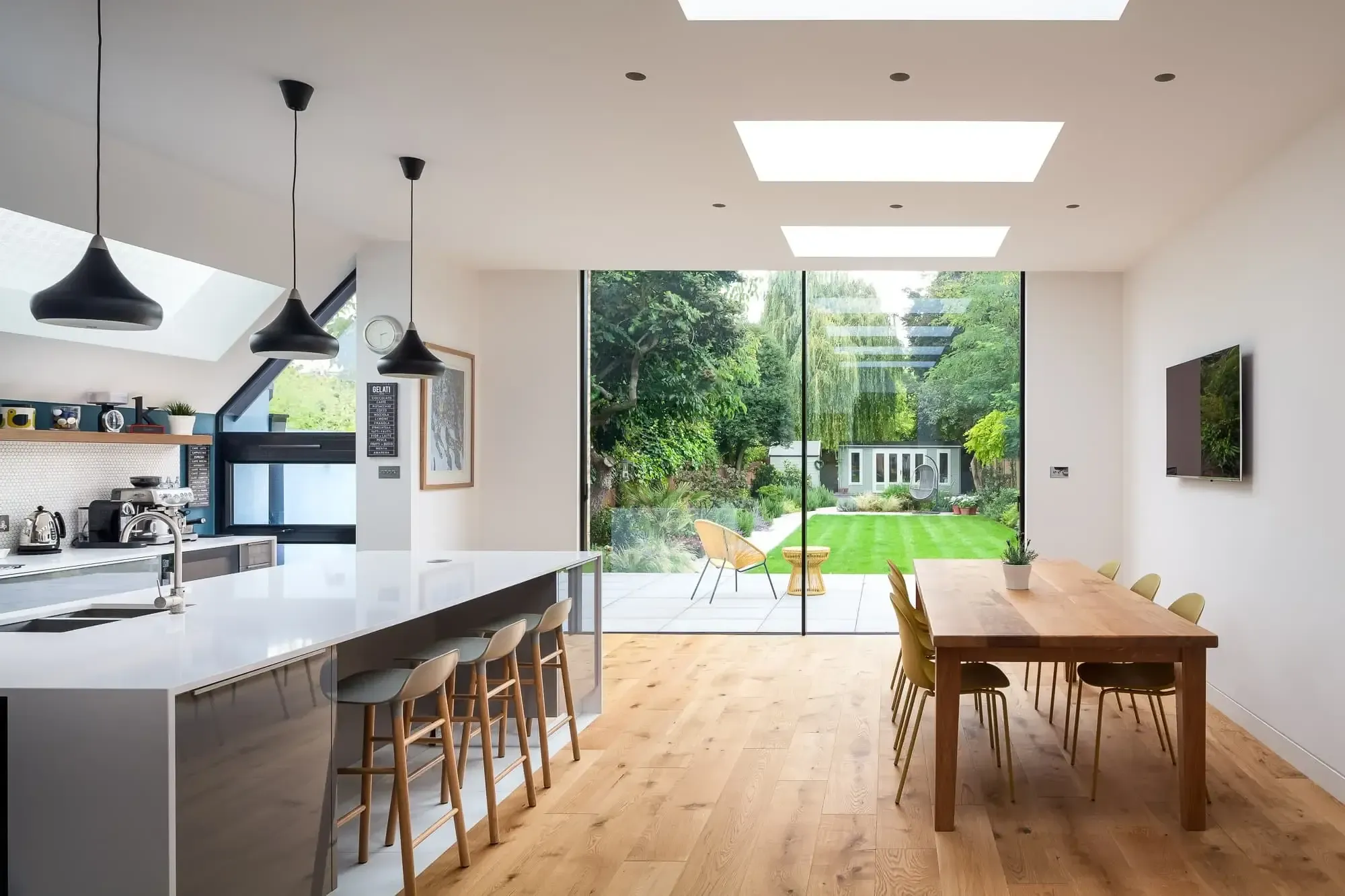 Jendela aluminium minimalis slim frame hitam pada ruang tamu rumah modern